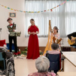 クリスマス時期の入居者向けイベント。スタッフと入居者が一緒に楽しむ音楽演奏会の様子。